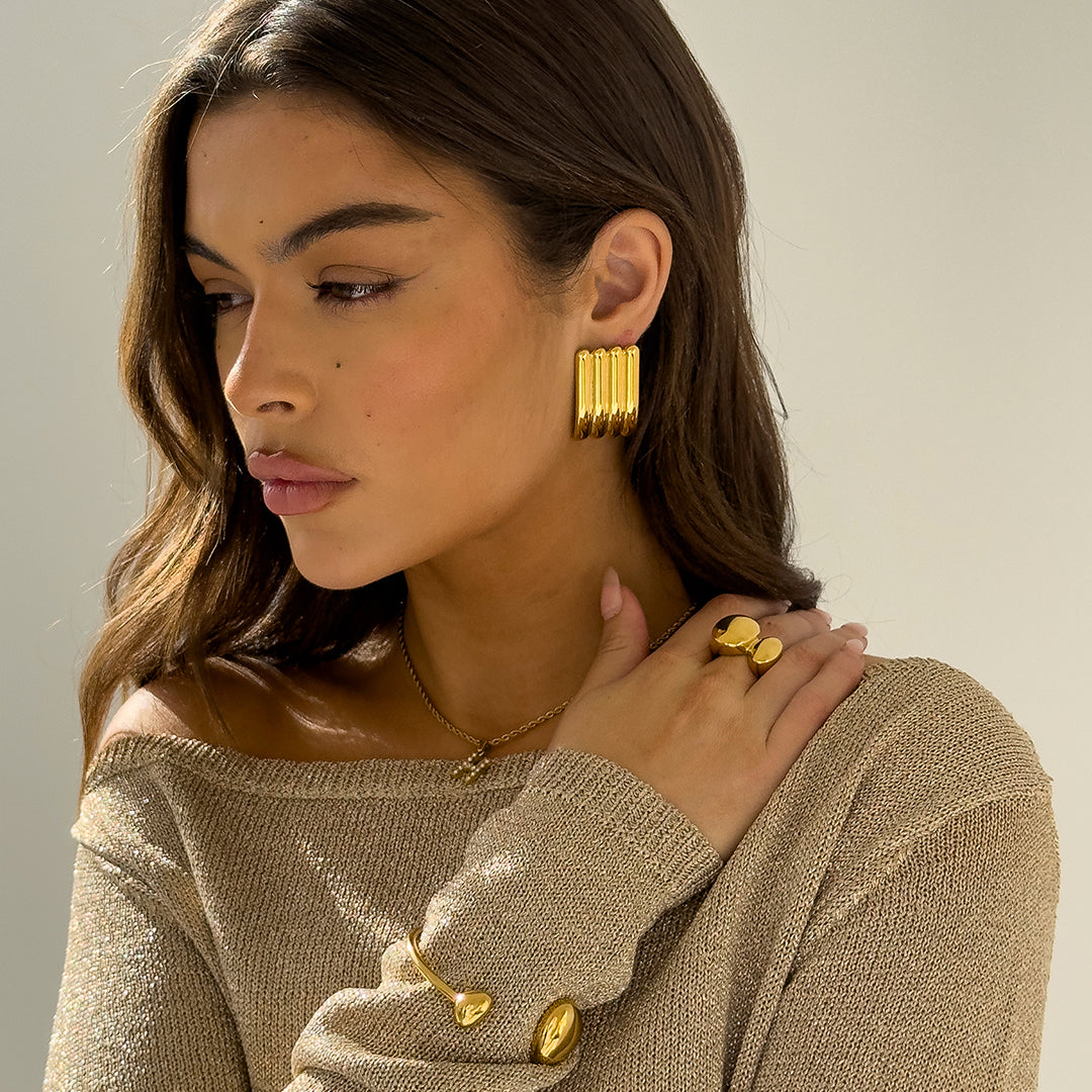 LONG RIBBED EARRINGS GOLD