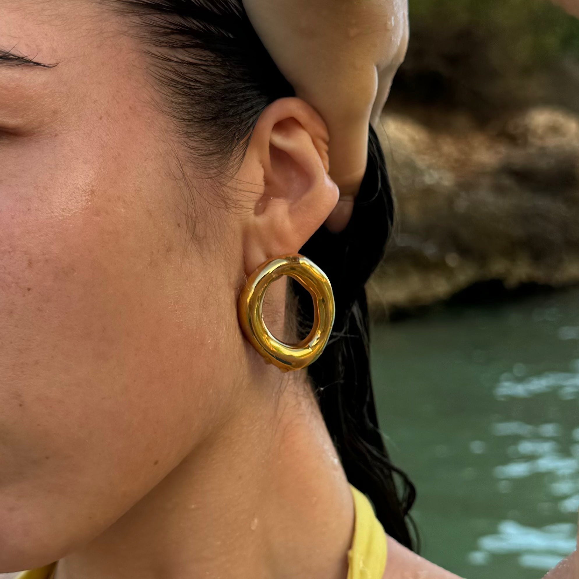 18K GOLD OPEN OVAL EARRINGS